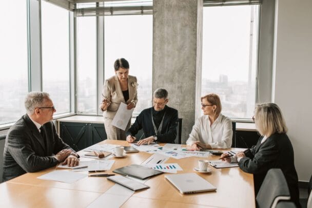 Fatigue dirigeant et transmission silencieuse : préparer la cession de votre PME sans alerter le marché - business - réunion dirigeants business