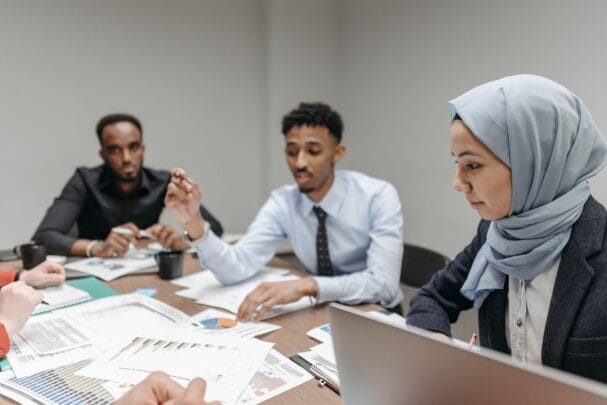 Transmission PME : pourquoi attendre sans décider détruit votre valeur - business - réunion dirigeants business