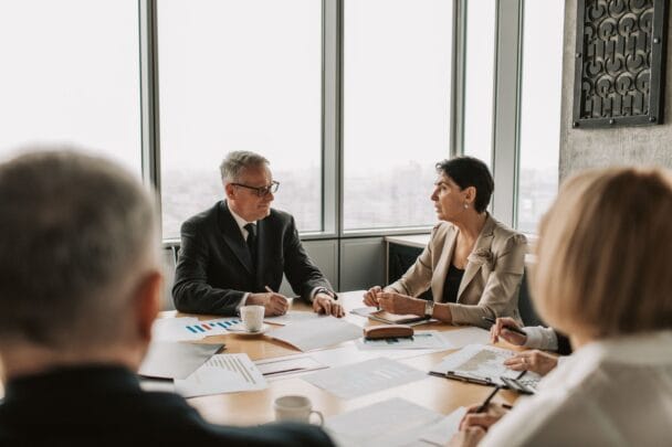 Transmission PME : pourquoi attendre sans décider détruit votre valeur image unique 1782730538216 1 - business - réunion dirigeants business