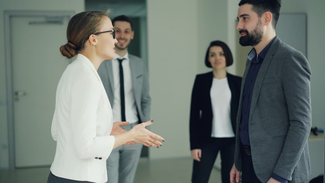 Préparer sa transmission PME : comment contourner la dépendance au dirigeant avant la cession - business - analyse financière business
