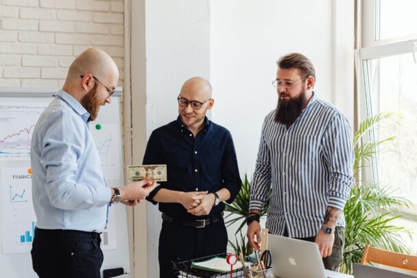 Comment négocier les modalités financières de la transmission de mon entreprise ? - business - réunion dirigeants business