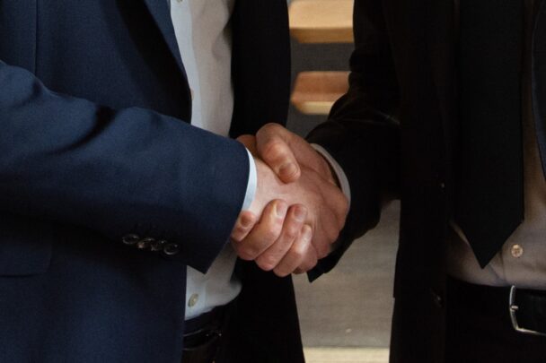 Réussir sa Transmission d'Entreprise : Guide 2024 - business - réunion dirigeants business